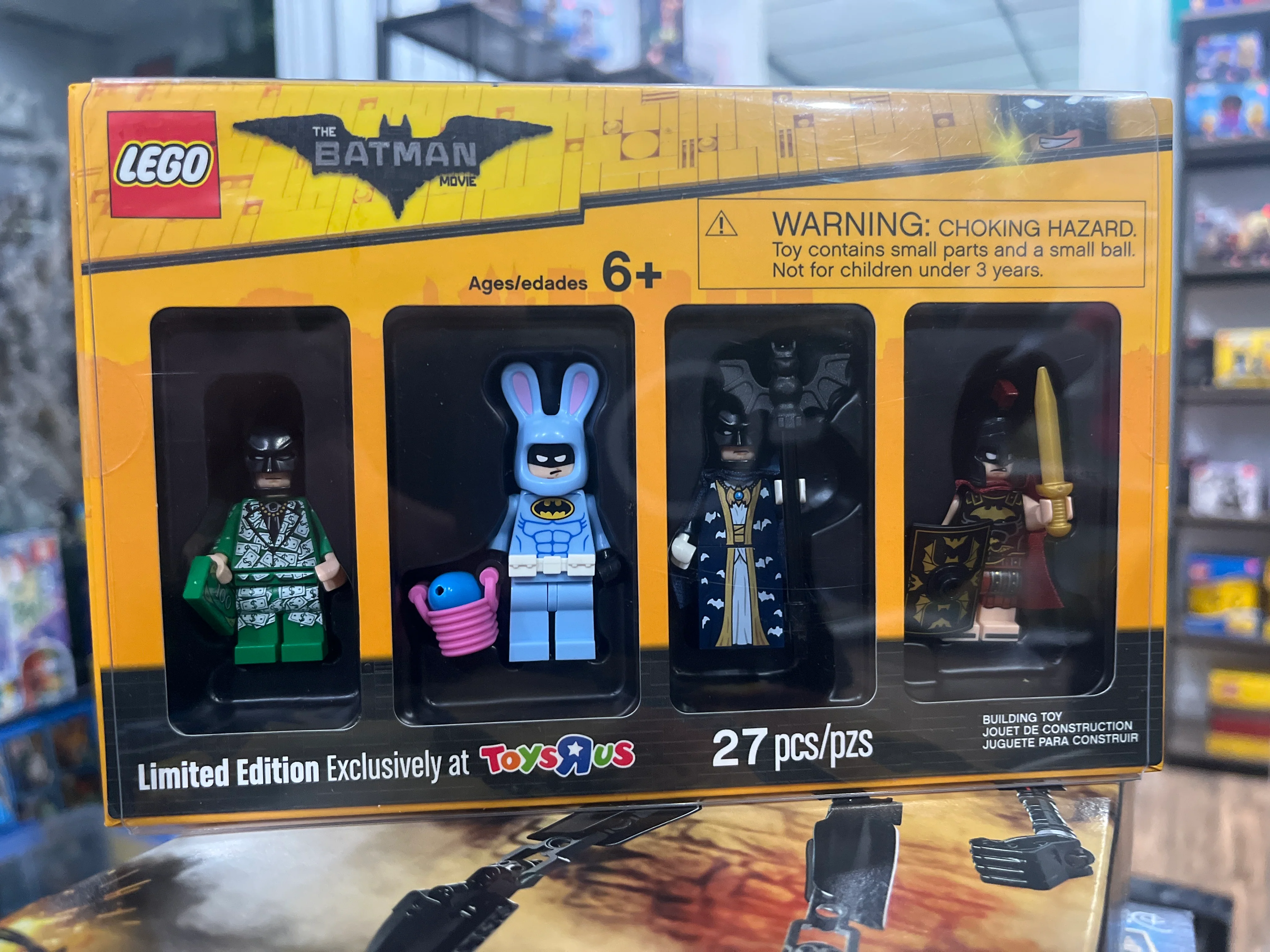 5004939 Bricktober Minifigure Collection 2/4 - The LEGO Batman Movie (2017 Toys "R" Us Exclusive)